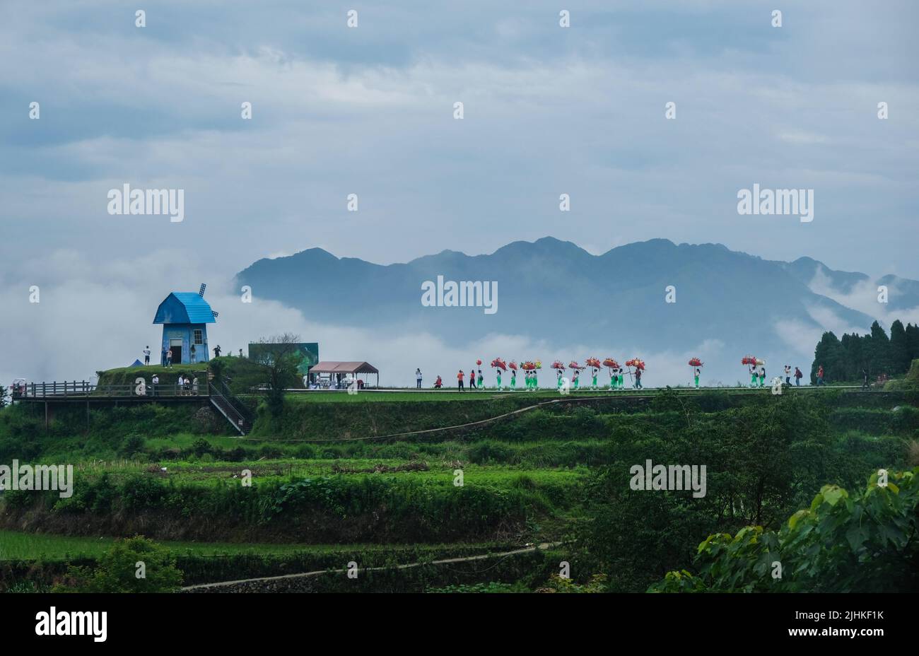 (220719) -- QINGTIAN, 19. Juli 2022 (Xinhua) -- auf diesem Luftfoto feiern die Dorfbewohner in traditionellen Kostümen, während sie anfangen, Fischbraten in Reisfeldern in Xiaozhoushan, Bezirk Qingtian, ostchinesische Provinz Zhejiang, zu pflügen und freizugeben, 11. Juni 2020. Das Reis-Fisch-Kokultur-System in Qingtian hat eine Geschichte von mehr als 1.300 Jahren und wurde in die weltweit erste Gruppe der Global Important Agricultural Heritage Systems (GIAHS) aufgenommen, die 2005 von der Ernährungs- und Landwirtschaftsorganisation der Vereinten Nationen (FAO) ernannt wurde. Qingtian, im südwestlichen Teil von Zhejiang, hat Stockfoto