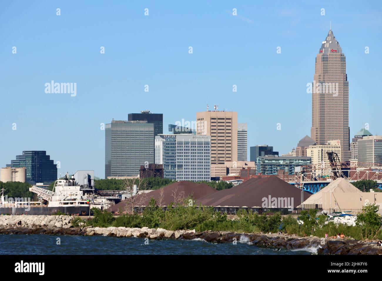 Blick auf die Innenstadt von Cleveland vom Edgewater Beach, Juni 2022 Stockfoto