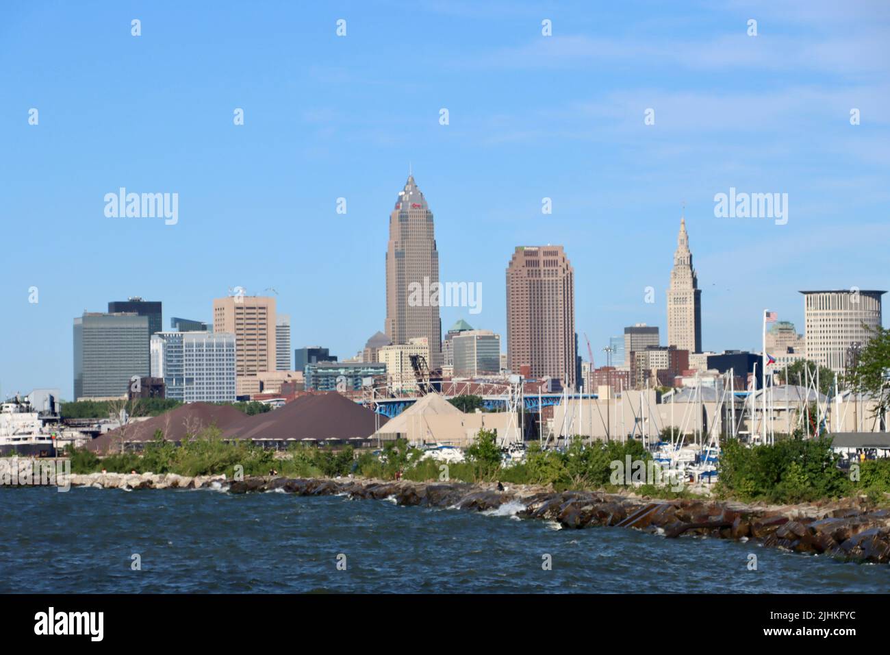 Blick auf die Innenstadt von Cleveland vom Edgewater Beach, Juni 2022 Stockfoto