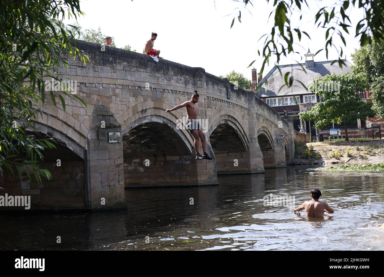 Leicester, Leicestershire, Großbritannien. 19. July2022. Wetter in Großbritannien. Ein Jugendlicher springt in den River Soar im Abbey Park bei rekordverdächtig heißem Wetter. Das Vereinigte Königreich hat zum ersten Mal Temperaturen von über 40C (104F) verzeichnet. Credit Darren Staples/Alamy Live News. Stockfoto