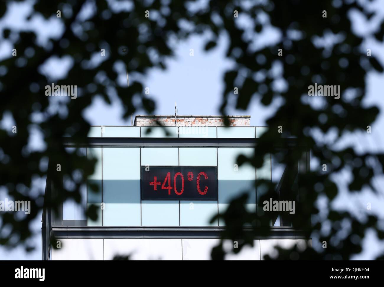 Leicester, Leicestershire, Großbritannien. 19. July2022. Wetter in Großbritannien. Das Temperaturmessgerät an einem Gebäude zeigt bei rekordverdächtig heißem Wetter 40 Grad Celsius an. Das Vereinigte Königreich hat zum ersten Mal Temperaturen von über 40C (104F) verzeichnet. Credit Darren Staples/Alamy Live News. Stockfoto