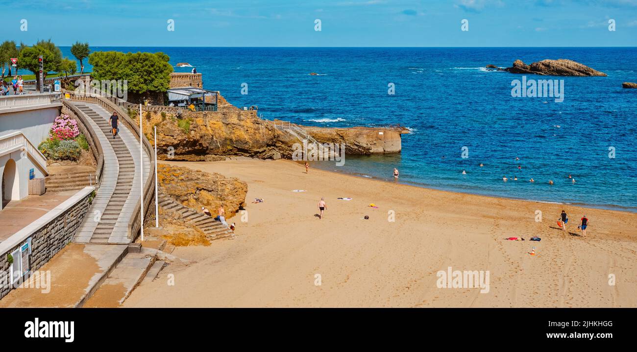 Biarritz, Frankreich - 24. Juni 2022: Blick auf den Strand Plage du Port Vieux in Biarritz, Frankreich, früh morgens an einem Sommertag Stockfoto