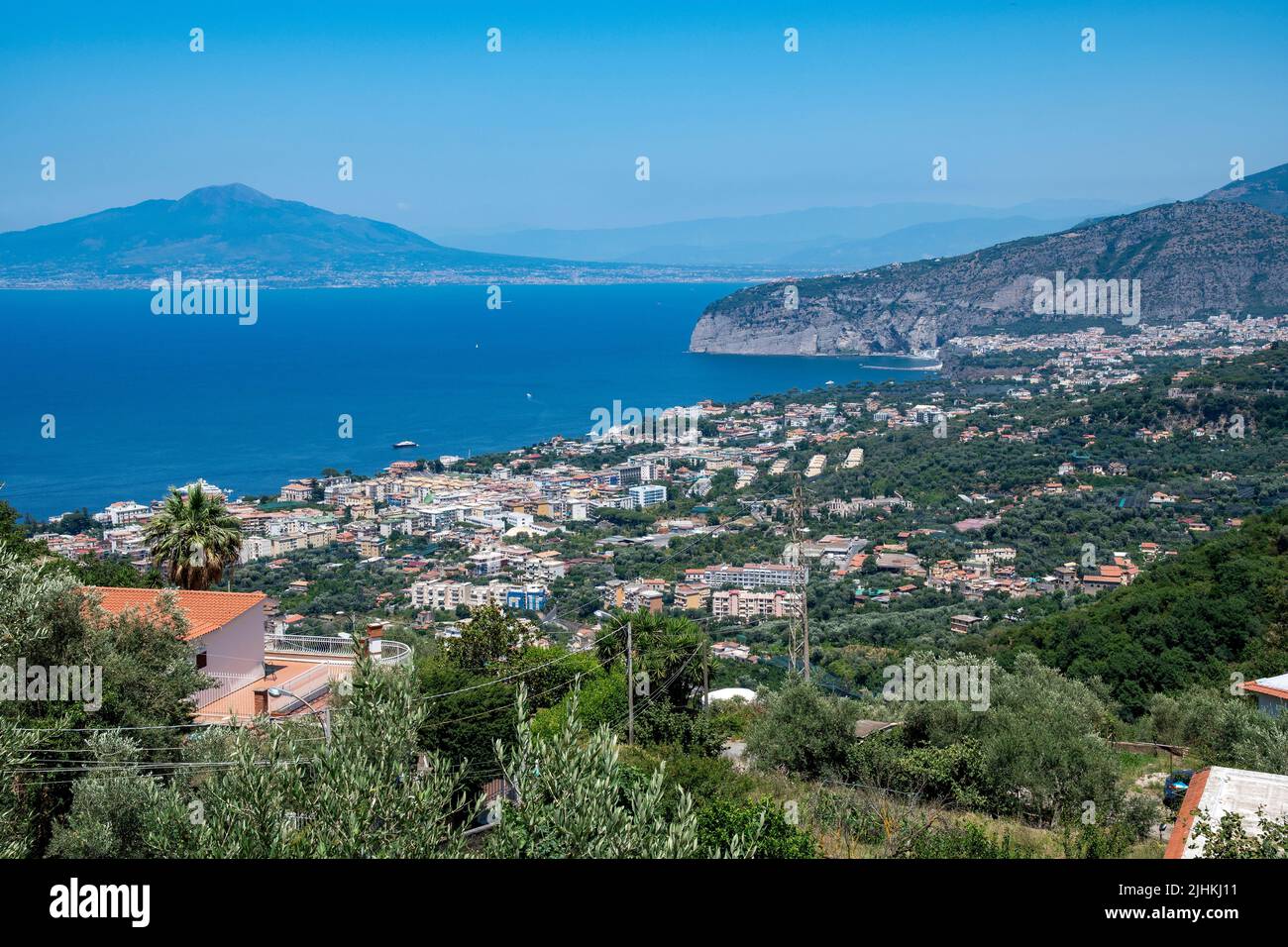 Blick auf Sorrento, eine Küstenstadt im Südwesten Italiens, mit Blick auf die Bucht von Neapel auf der Halbinsel Sorrentine. Italien. Stockfoto