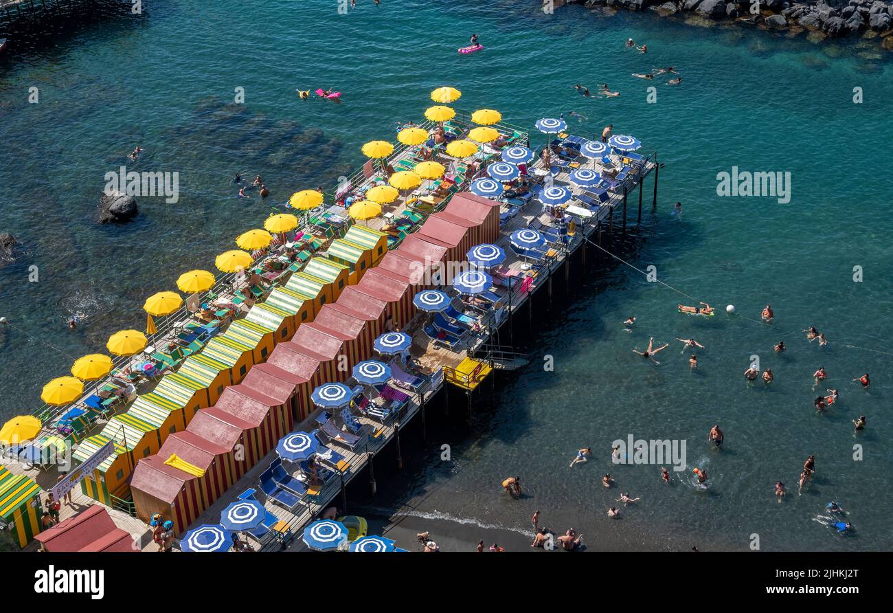 Schwimmen in Sorrento, einer Küstenstadt im Südwesten Italiens, mit Blick auf die Bucht von Neapel auf der Halbinsel Sorrentine. Italien. Stockfoto