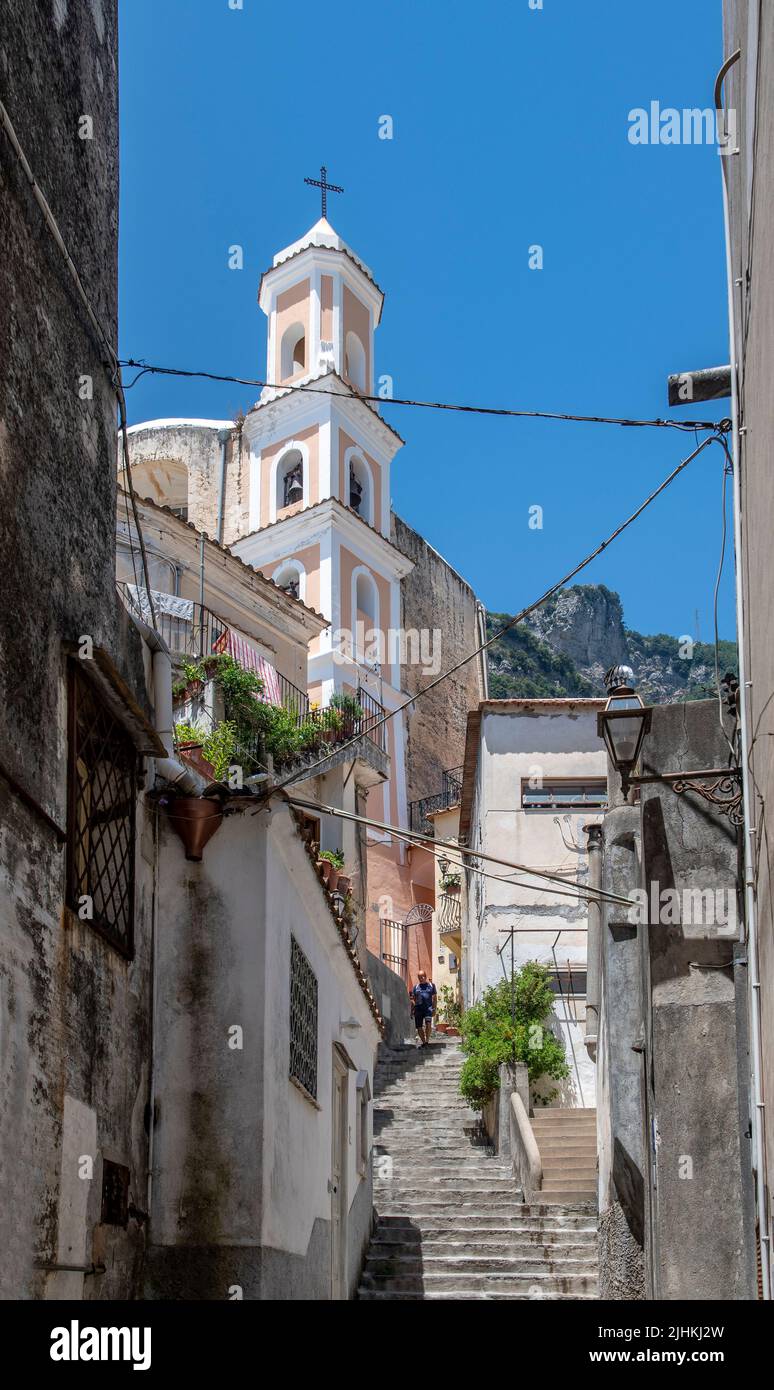 Positano ist ein Dorf an der Amalfiküste Süditaliens. Blick auf die Neue Kirche. Unserer Lieben Frau der Gnaden gewidmet Stockfoto