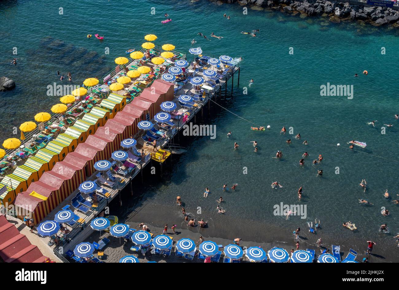Schwimmen in Sorrento, einer Küstenstadt im Südwesten Italiens, mit Blick auf die Bucht von Neapel auf der Halbinsel Sorrentine. Italien. Stockfoto