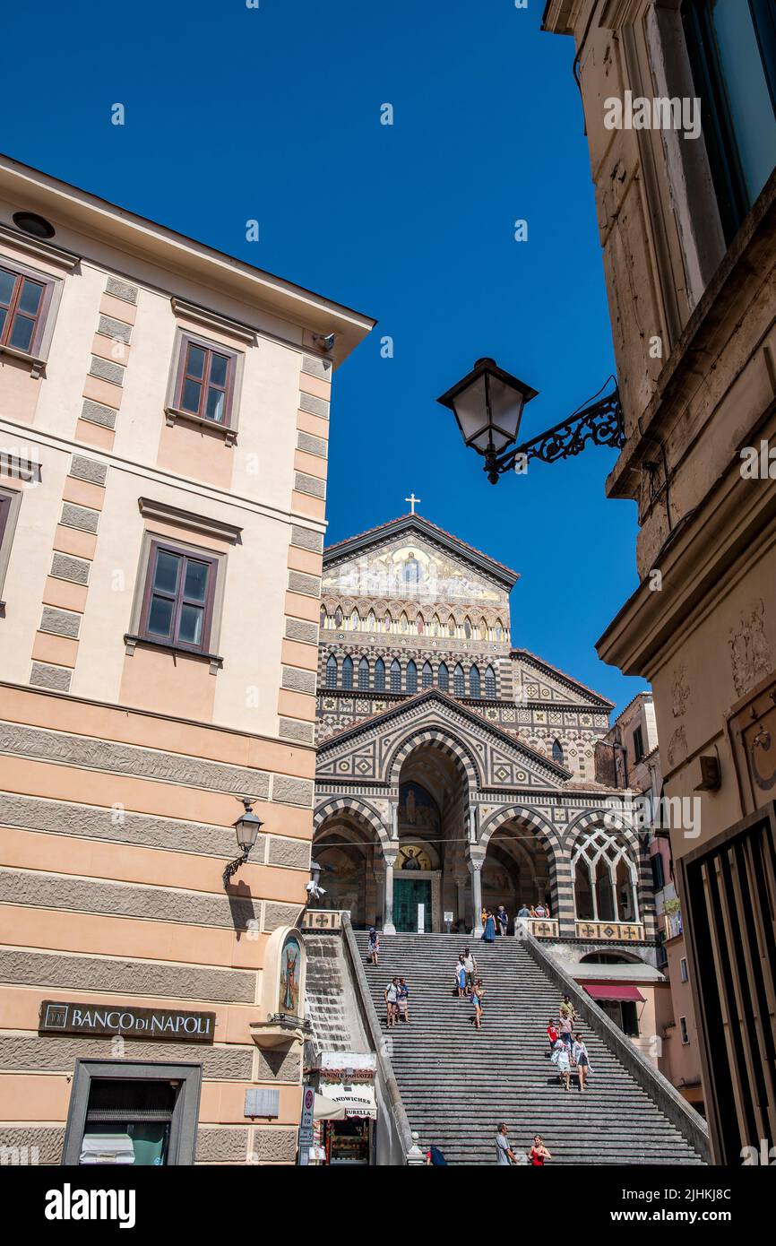 Die zum UNESCO-Weltkulturerbe gehörende Stadt Amalfi, eine Stadt in einer dramatischen natürlichen Umgebung mit der Kathedrale St. Andreas, der Piazza del Duomo, Stockfoto