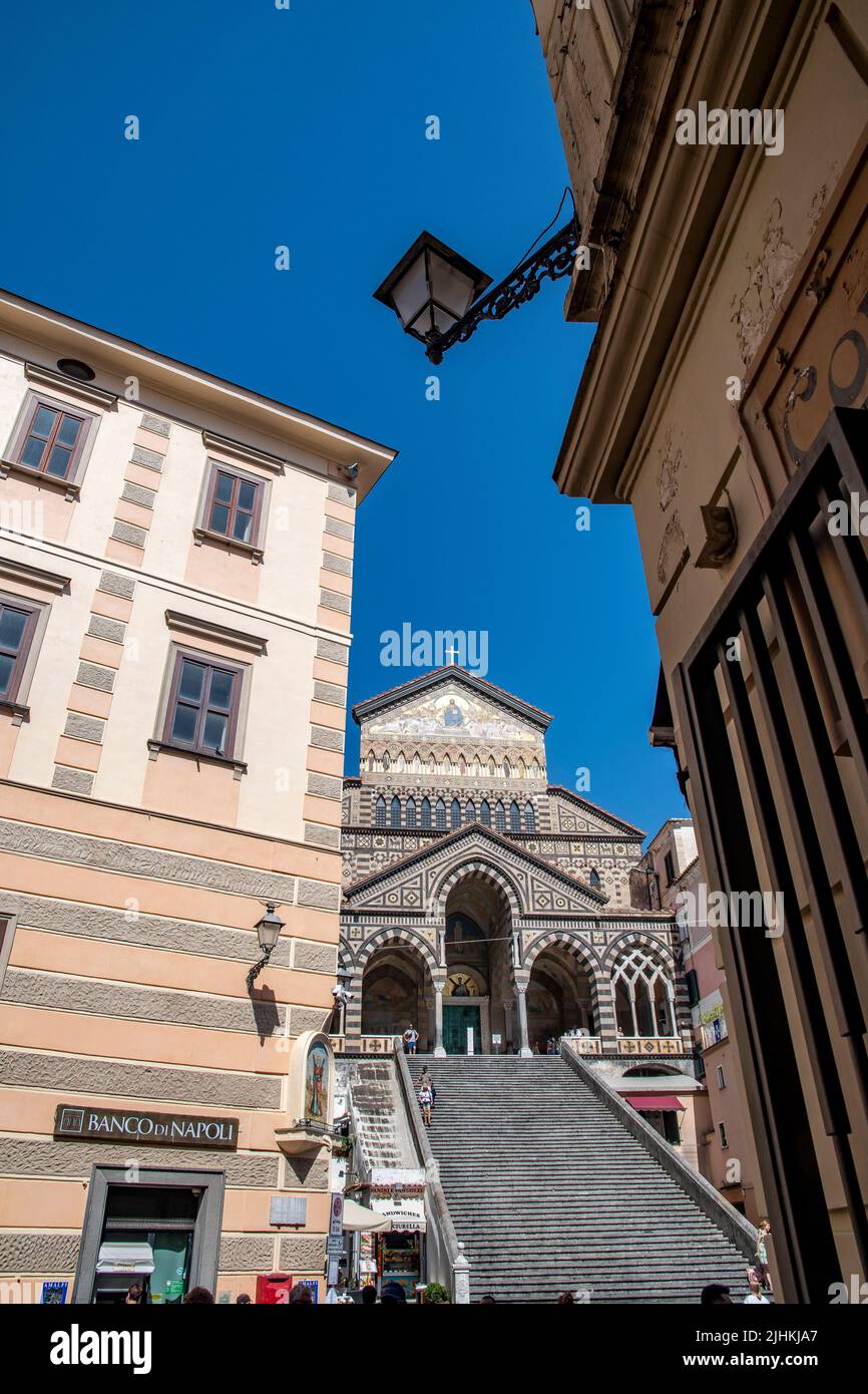 Die zum UNESCO-Weltkulturerbe gehörende Stadt Amalfi, eine Stadt in einer dramatischen natürlichen Umgebung mit der Kathedrale St. Andreas, der Piazza del Duomo, Stockfoto
