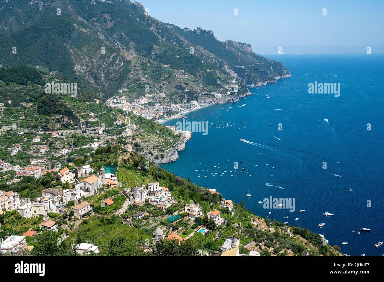 Blick auf die wunderschöne Stadt Ravello an der Amalfiküste, Italien. Stockfoto