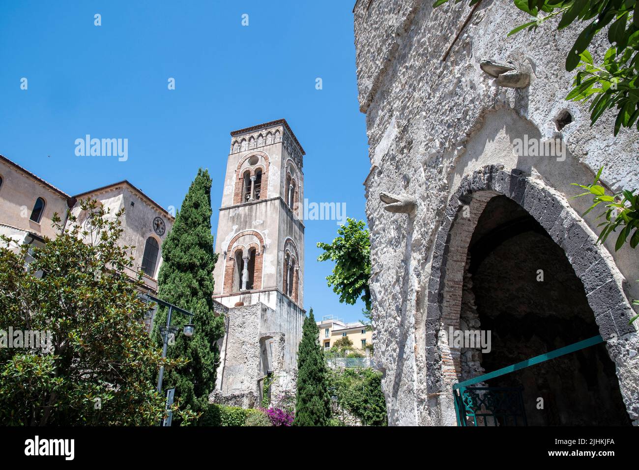 Der Glockenturm der Kathedrale ragt in der wunderschönen Stadt Ravello an der Amalfiküste, Italien, in den Himmel. Stockfoto