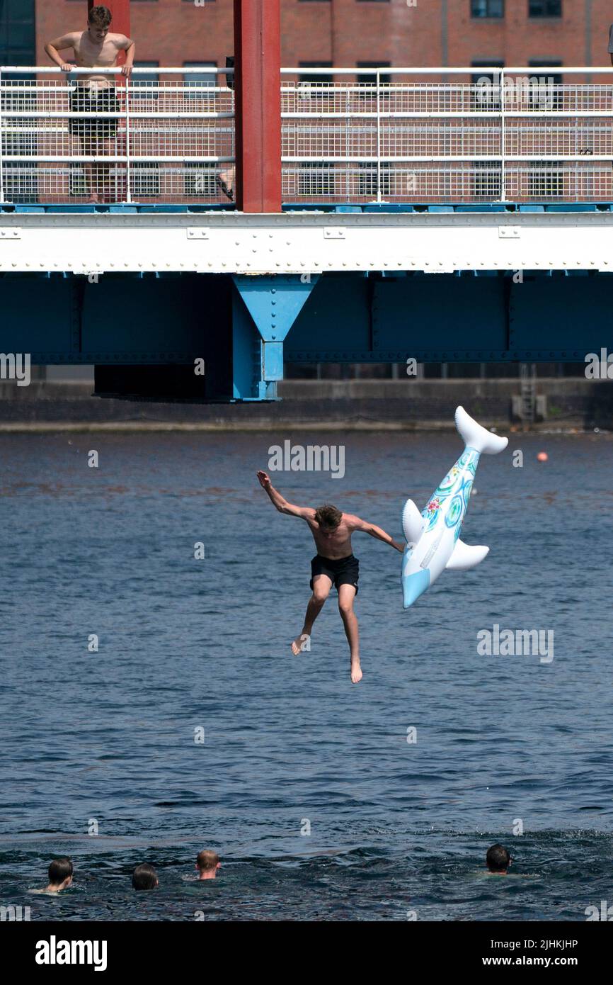 Manchester, Großbritannien, 19.. Juli 2022. Die Öffentlichkeit wird am Salford Quays in Manchester im Wasser gesehen, als am Sonntag um Mitternacht die erste rote Warnung Großbritanniens vor außergewöhnlicher Hitze in Kraft trat. Die Temperaturen in einigen Teilen des Landes sind auf über 40 Grad Celsius angestiegen und brechen damit die Hitzeberichte des Landes, Manchester, Großbritannien. Kredit: Jon Super/Alamy Live Nachrichten. Stockfoto