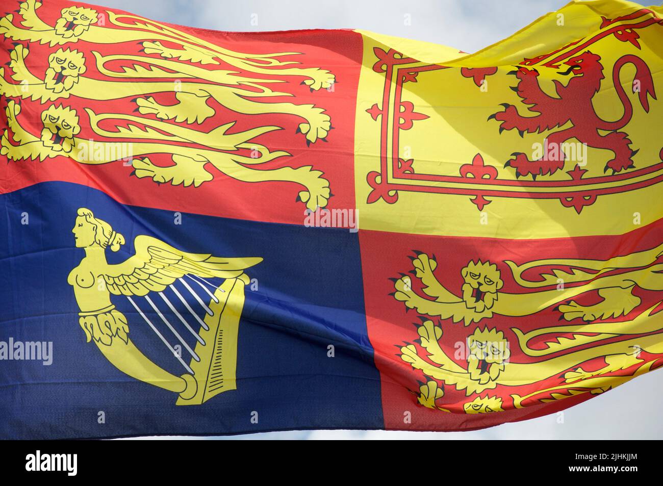 Heraldische Flagge. Der Royal Standard des Vereinigten Königreichs weht im Wind und ehrt das Platin-Jubiläum der 70-jährigen Regierungszeit von Königin Elizabeth II.. Stockfoto