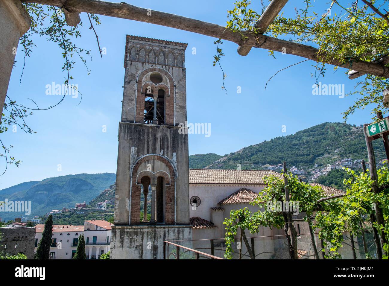 Der Glockenturm der Kathedrale ragt in der wunderschönen Stadt Ravello an der Amalfiküste, Italien, in den Himmel. Stockfoto