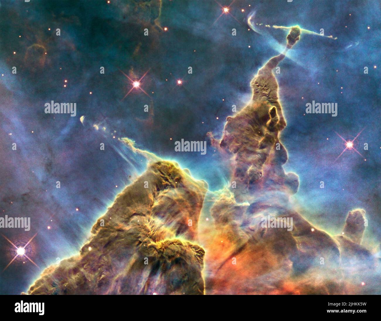 Der Carina-Nebel zeigt aufkommende Sterngärten und einzelne Sterne in einer Region, die als die Kosmischen Klippen bekannt ist und die zuvor vom NASA Webb Telescope, das vom Goddard Space Flight Center am 12. Juli 2022 in Greenbelt, Maryland, veröffentlicht wurde, verdeckt wurden. Stockfoto