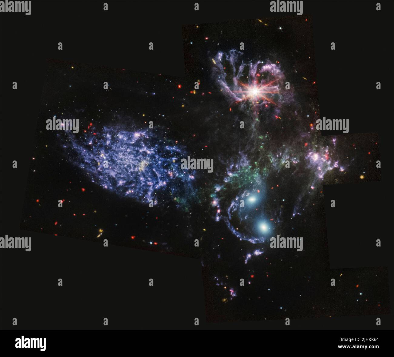 Die visuelle Gruppe von fünf Galaxien, die als Stephans Quintet bekannt sind, aufgenommen vom NASA Webb Telescope, zeigt funkelnde Haufen von Millionen junger Sterne und Starburst-Regionen, in denen frischer Stern geboren wird, veröffentlicht vom Goddard Space Flight Center, 12. Juli 2022 in Greenbelt, Maryland. Stockfoto