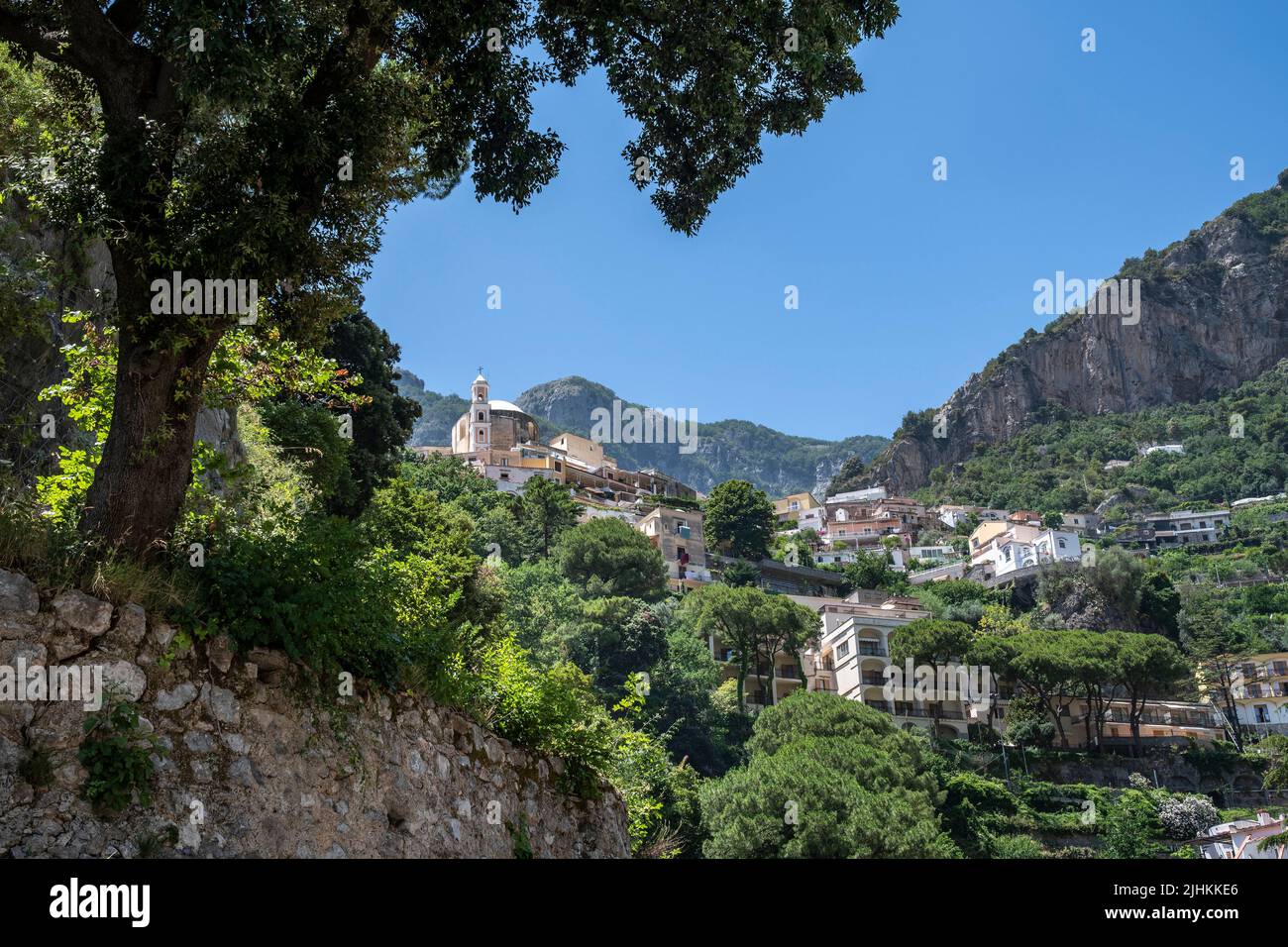 Positano ist ein Dorf an der Amalfiküste Süditaliens, das auf die Neue Kirche zurückblickt. Unserer Lieben Frau der Gnaden gewidmet Stockfoto