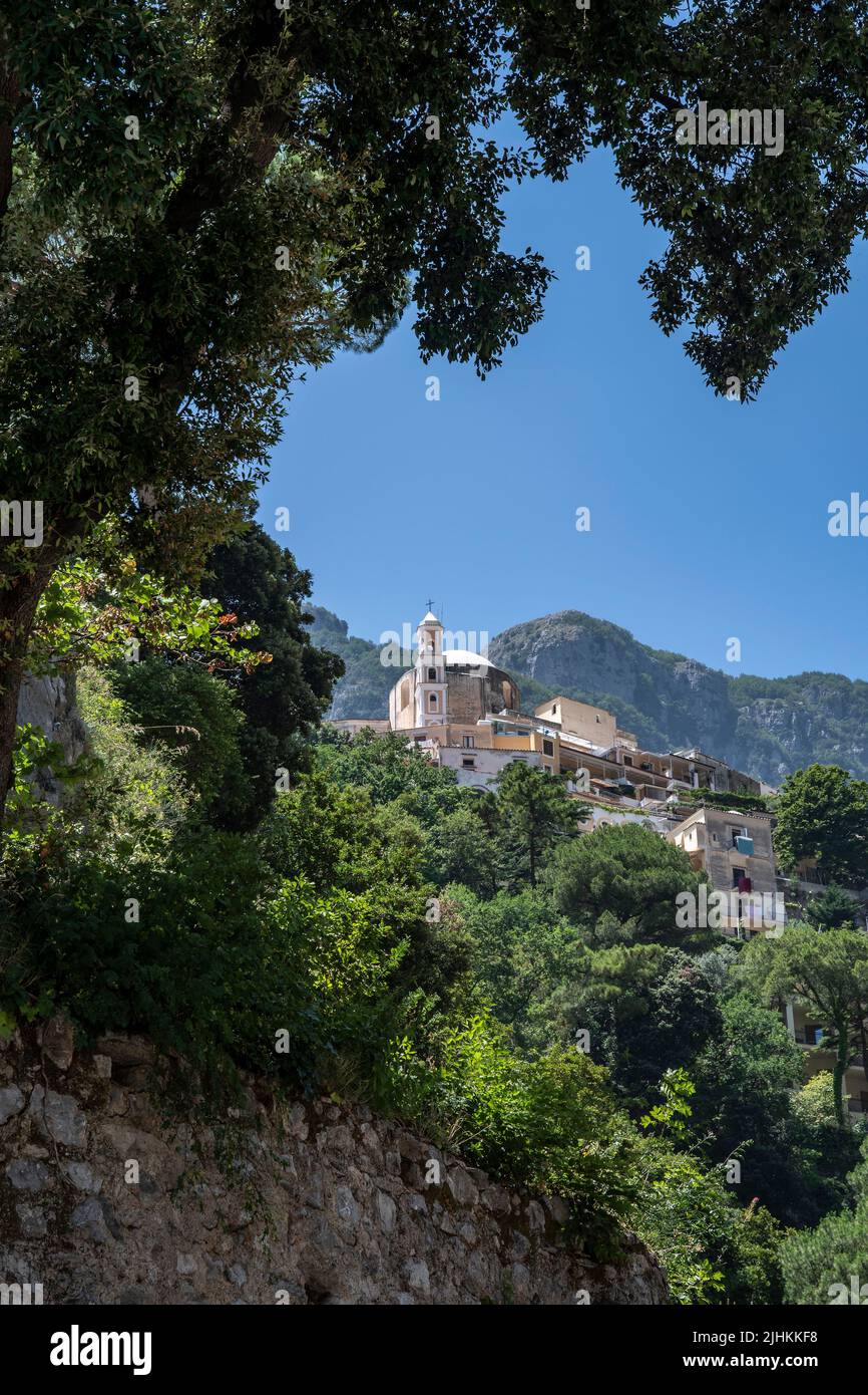 Positano ist ein Dorf an der Amalfiküste Süditaliens, das auf die Neue Kirche zurückblickt. Unserer Lieben Frau der Gnaden gewidmet Stockfoto