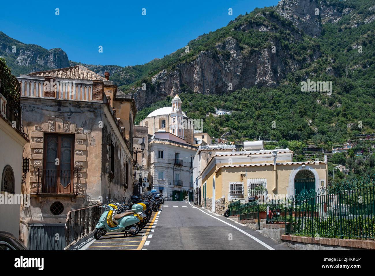 Positano ist ein Dorf an der Amalfiküste Süditaliens. Blick auf die Neue Kirche. Gewidmet unserer Lieben Frau von Grazien mit Blick auf die Amalfiküste Stockfoto