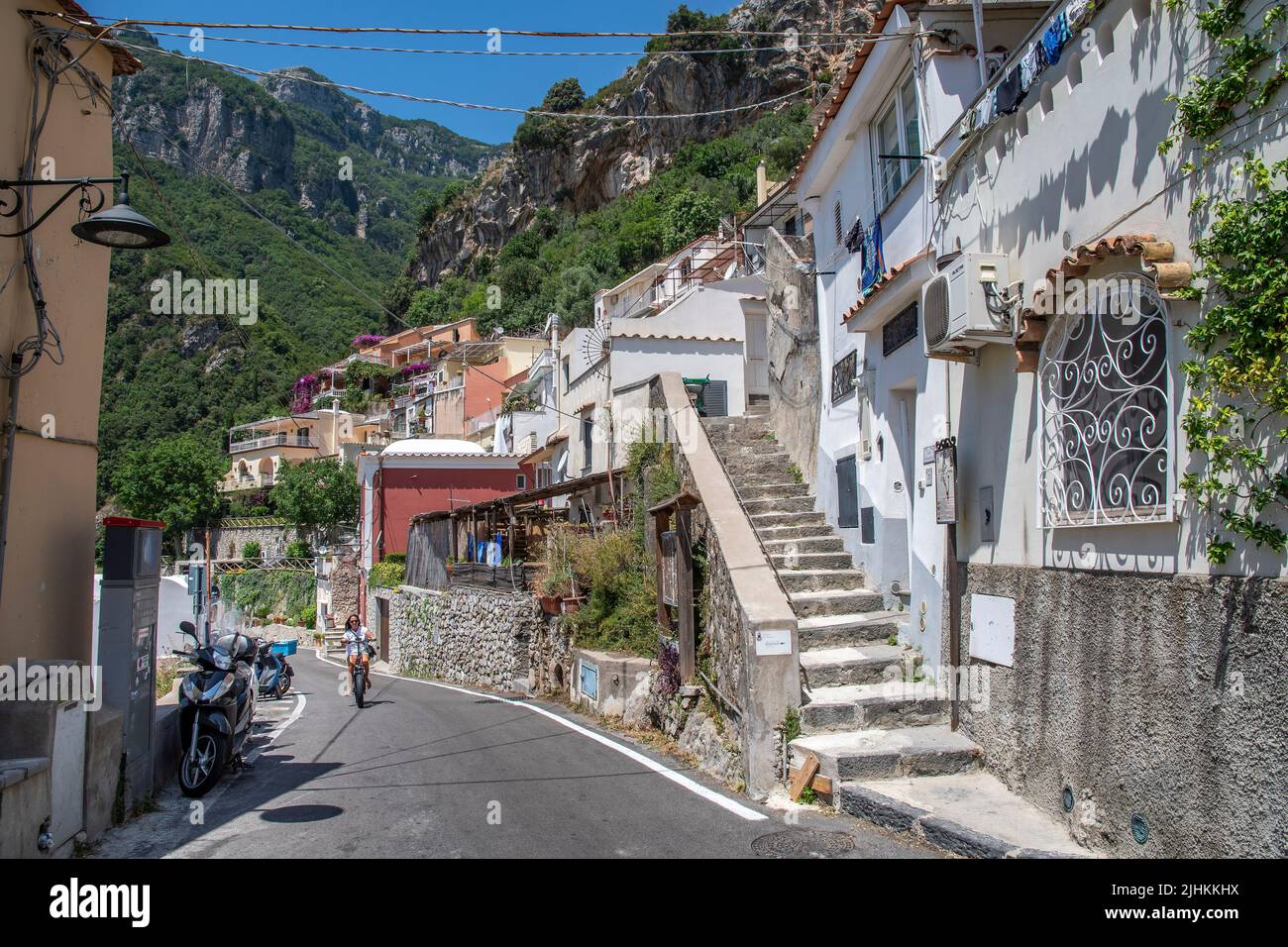 Positano ist ein Dorf an der Amalfiküste Süditaliens. Stufen führen zu einem Spaziergang in Richtung Santa Maria del Costello Stockfoto