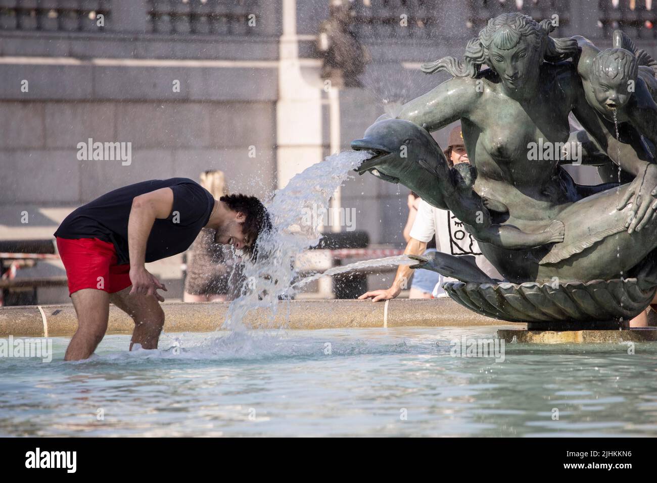 London, UK, 19/07/2022, London Hitzewelle Ein Tourist kühlt sich heute in einem der Brunnen am Trafalgar Square ab, da die Temperaturen bei einem der heißesten Temperaturen, die das Vereinigte Königreich je hatte, 37C erreichen. 19.. Juli 2022 London, Großbritannien Stockfoto