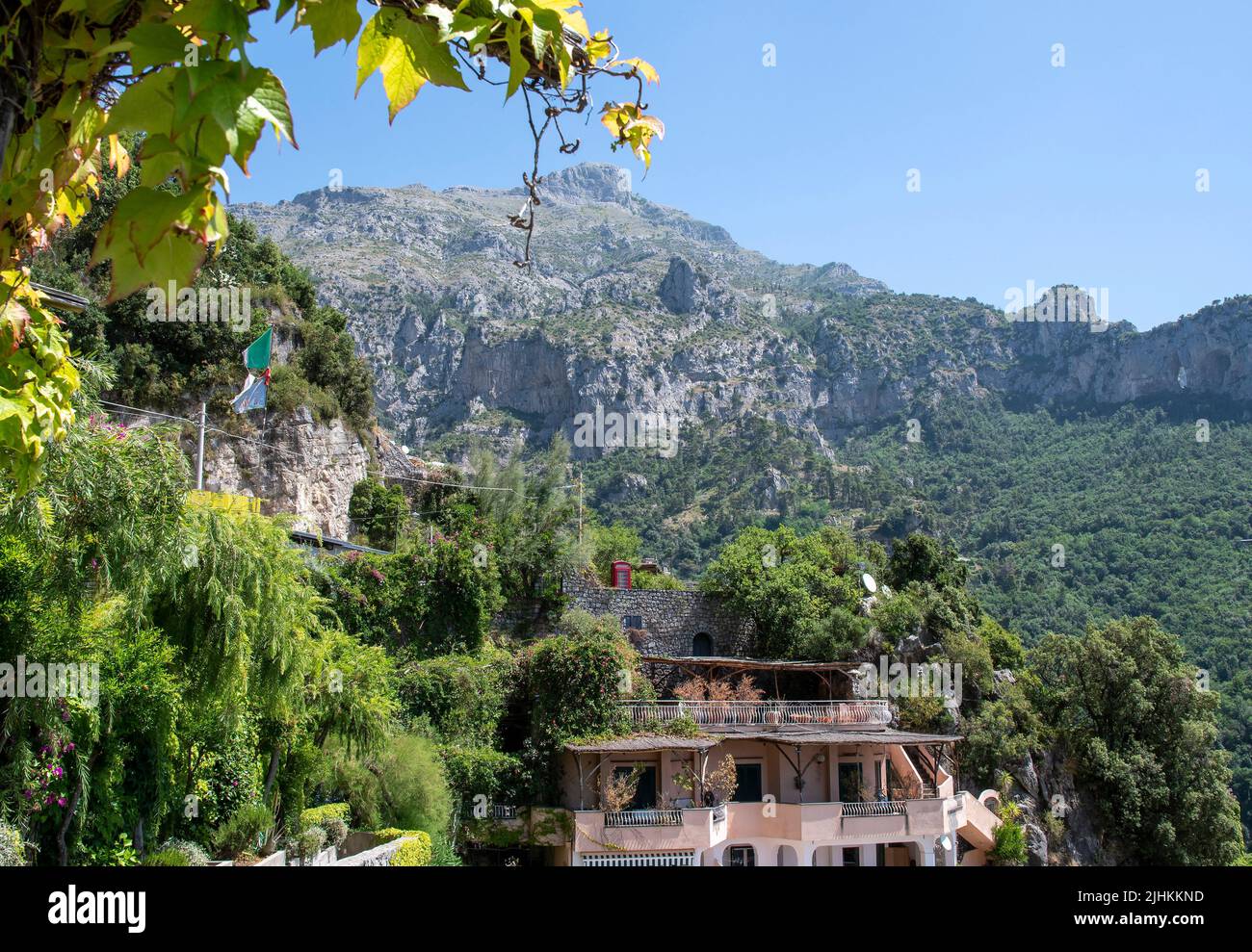 Positano ist ein Dorf an der Amalfiküste Süditaliens. Rote britische Telefonbox über dem Dorf Stockfoto