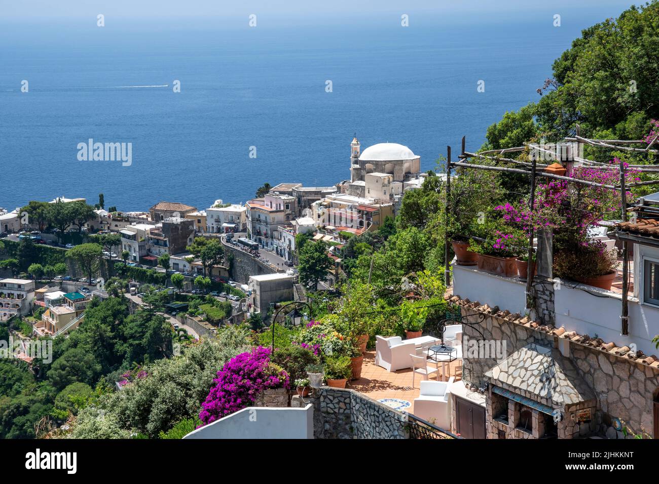 Positano ist ein Dorf an der Amalfiküste Süditaliens, das eine neue Kirche zeigt. Gewidmet unserer Lieben Frau von Grazien mit Blick auf die Amalfiküste Stockfoto