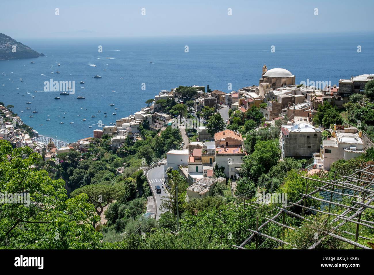 Positano ist ein Dorf an der Amalfiküste Süditaliens, das eine neue Kirche zeigt. Unserer Lieben Frau der Gnaden gewidmet Stockfoto