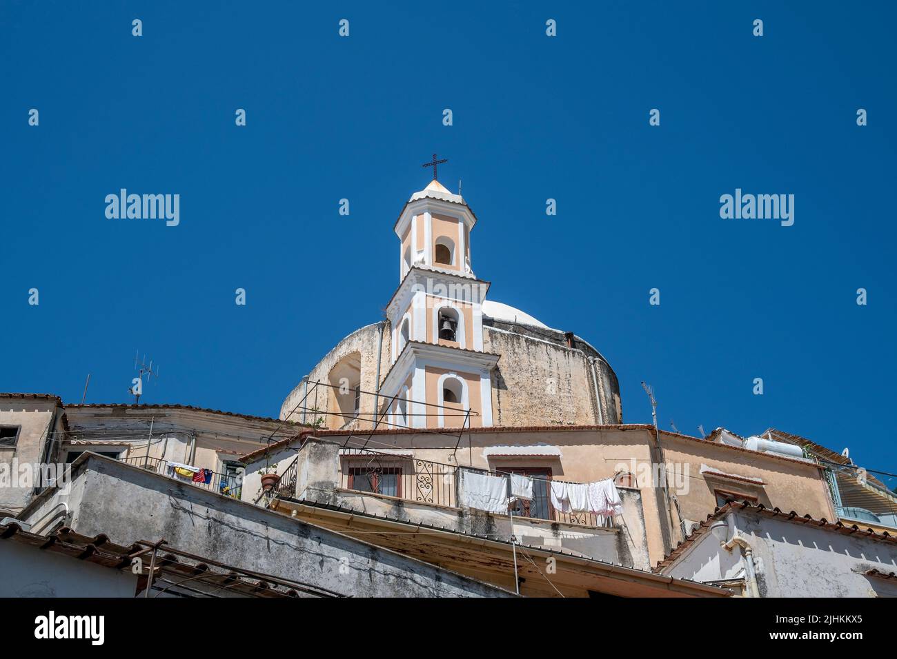 Positano ist ein Dorf an der Amalfiküste Süditaliens, das eine neue Kirche zeigt. Unserer Lieben Frau der Gnaden gewidmet Stockfoto