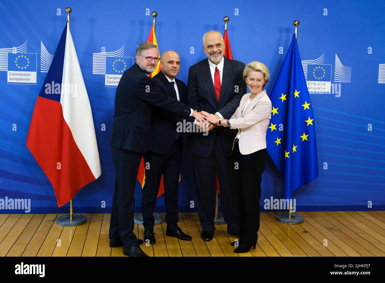 Brüssel, Belgien. 19.. Juli 2022. Die Präsidentin der Europäischen Kommission, Ursula von der LEYEN, begrüßt am 19. Juli in Brüssel, Belgien, den Premierminister Petr FIALA von Tschechien, Edi RAMA, den Premierminister Albaniens und Dimitar KOVACEVSKI, den Premierminister von Nord-Mazedonien, zum Beginn der Beitrittsverhandlungen und zur Überprüfung des EU-Besitzstands. 2022. Kredit: ALEXANDROS MICHAILIDIS/Alamy Live Nachrichten Stockfoto