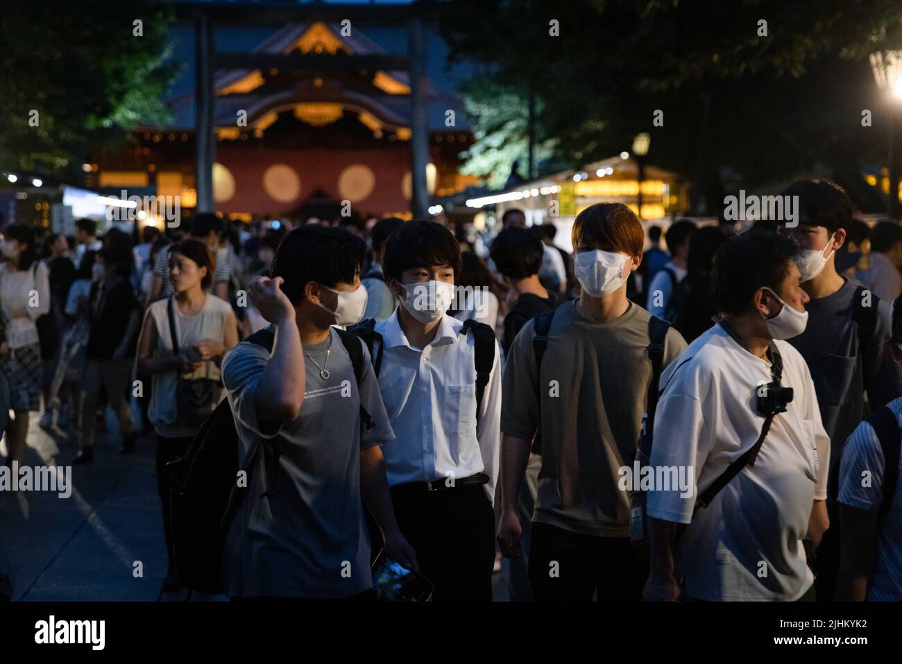 Tokio, Japan. 16.. Juli 2022. Besucher gehen nach Sonnenuntergang während Mitama Matisuri in den Yasukuni-Schrein. Statt vom 13. Juli bis 16. Juli im Yasukuni-Schrein ist das Mitama Matisuri-Festival eines der großen Obon-Festivals Tokyos, das zu Ehren der Vorfahren veranstaltet wird. 30.000 helle Papierlaternen säumen den Weg zum Schrein. Kredit: SOPA Images Limited/Alamy Live Nachrichten Stockfoto