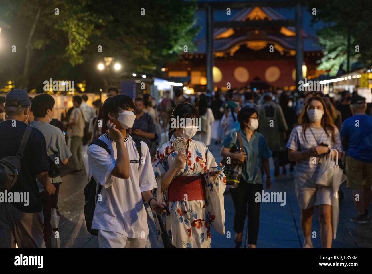 Tokio, Japan. 16.. Juli 2022. Besucher gehen nach Sonnenuntergang während Mitama Matisuri in den Yasukuni-Schrein. Statt vom 13. Juli bis 16. Juli im Yasukuni-Schrein ist das Mitama Matisuri-Festival eines der großen Obon-Festivals Tokyos, das zu Ehren der Vorfahren veranstaltet wird. 30.000 helle Papierlaternen säumen den Weg zum Schrein. Kredit: SOPA Images Limited/Alamy Live Nachrichten Stockfoto