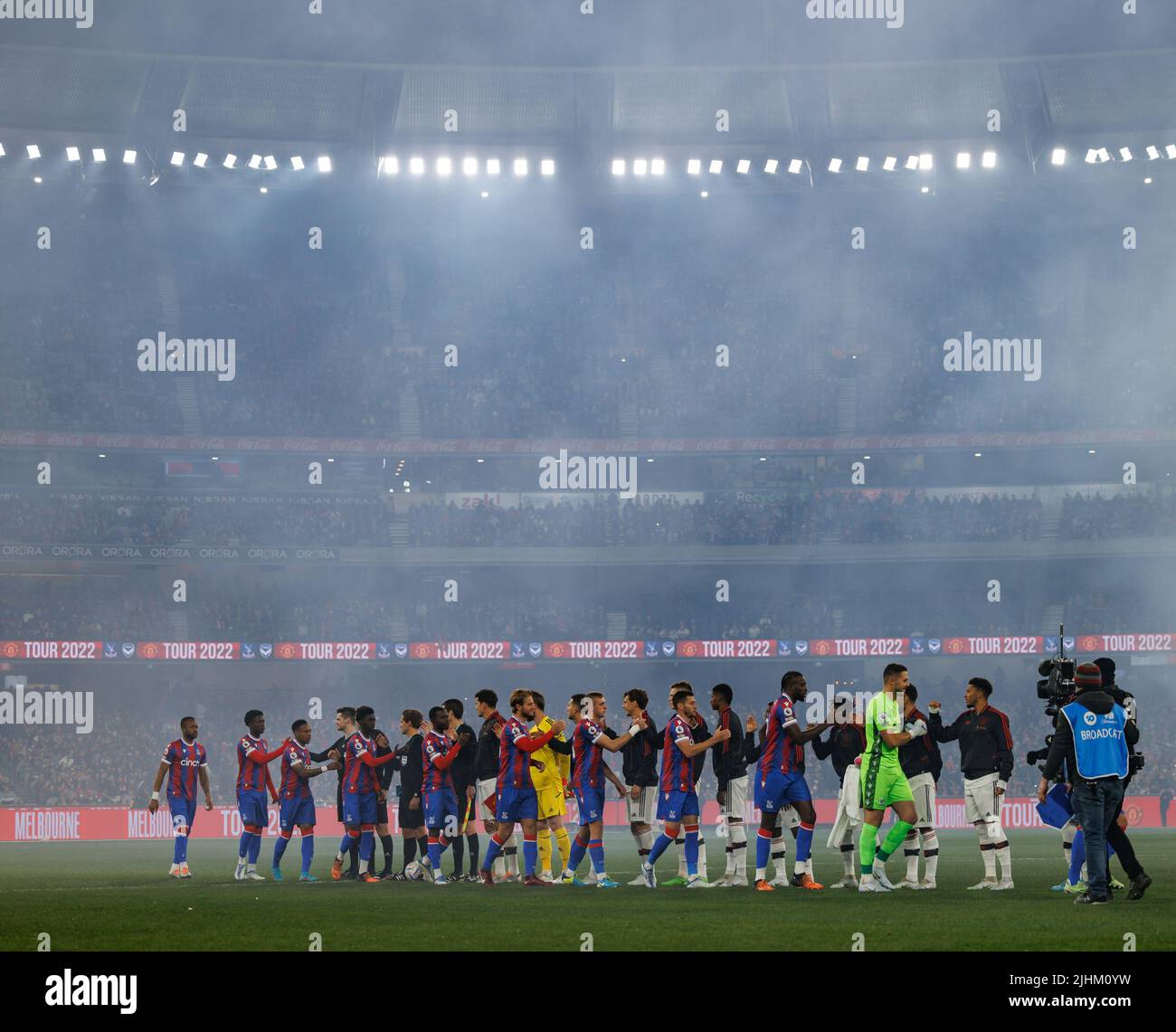 Melbourne, Australien, 19. Juli 2022. Die Spieler von Manchester United und Crystal Palace geben sich vor der Vorsaison im Melbourne Cricket Ground (MCG) am 19. Juli 2022 die Hände. Kredit: Corleve/Alamy Stock Photo Stockfoto