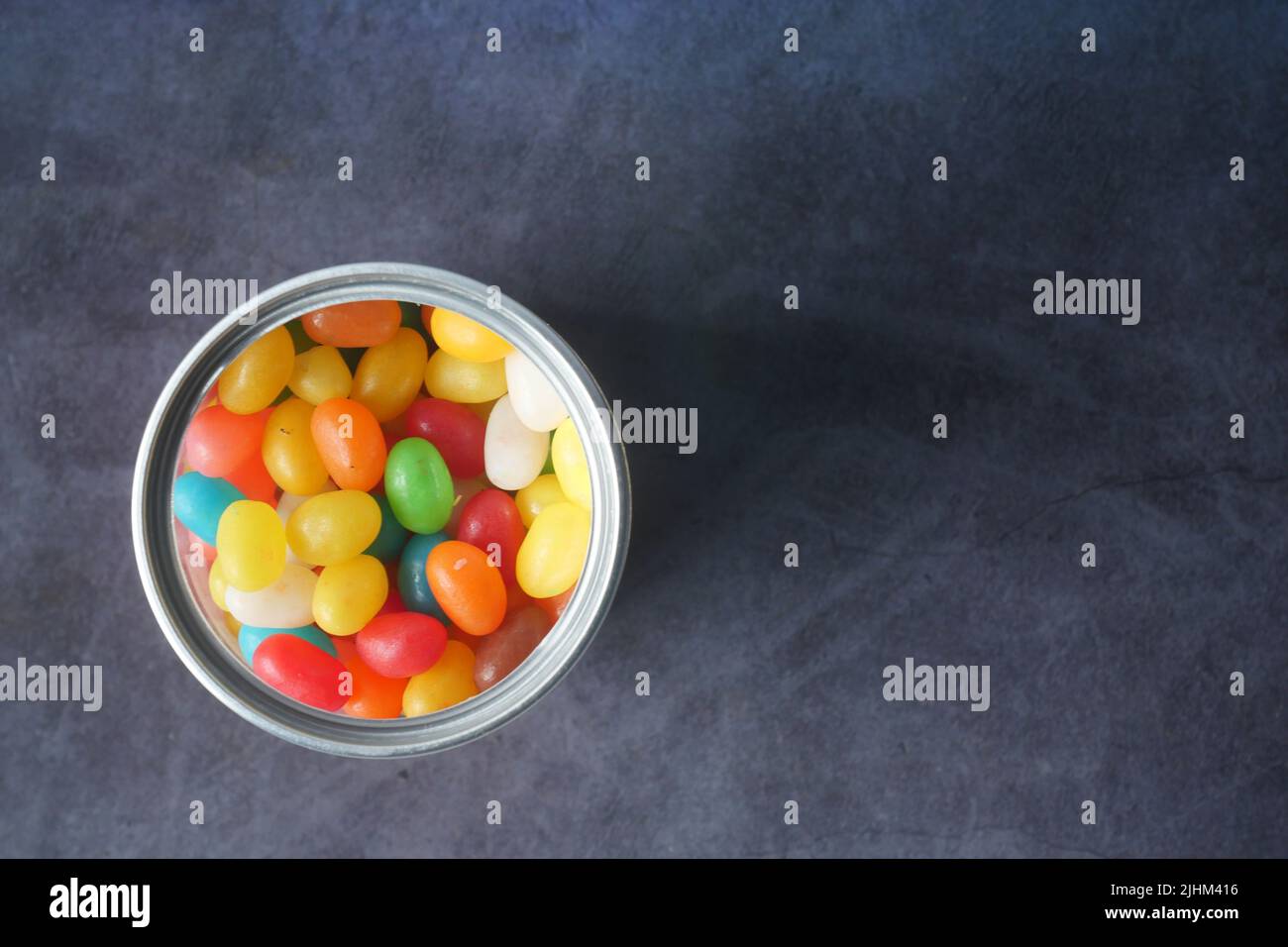 Draufsicht auf Jelly Beans in einer Schüssel auf Schwarz Stockfoto
