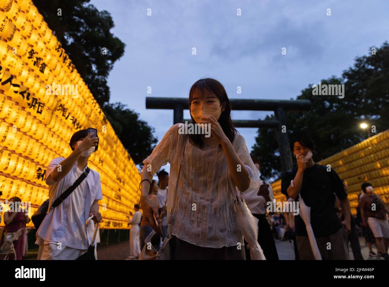 Tokio, Japan. 16.. Juli 2022. Besucher fotografieren im Yasukuni-Schrein während Mitama Matisuri. Statt vom 13. Juli bis 16. Juli im Yasukuni-Schrein ist das Mitama Matisuri-Festival eines der großen Obon-Festivals Tokyos, das zu Ehren der Vorfahren veranstaltet wird. 30.000 helle Papierlaternen säumen den Weg zum Schrein. (Bild: © Stanislav Kogiku/SOPA Images via ZUMA Press Wire) Stockfoto