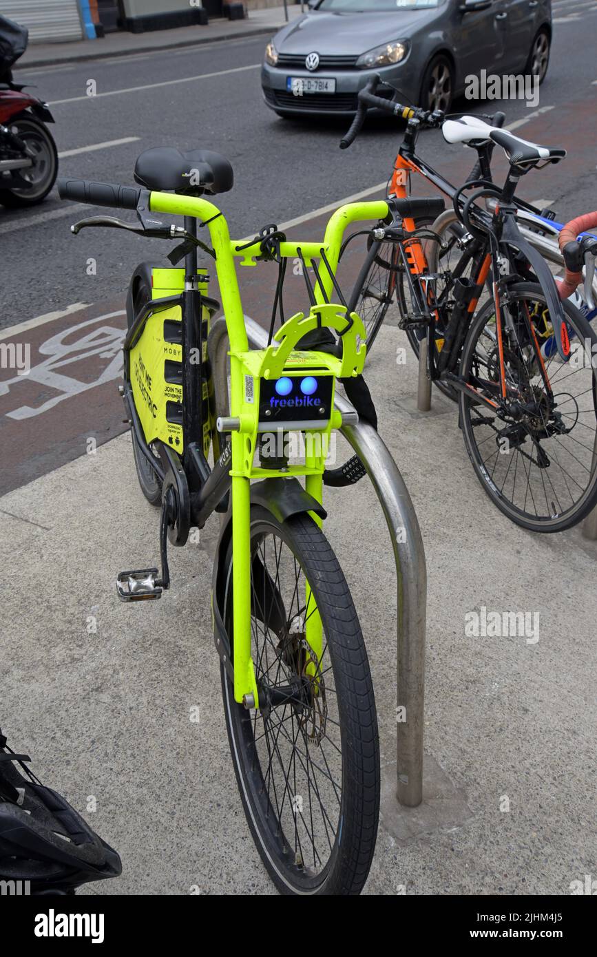 Moby Electric Hire Cycles on the Street in Dublin, Irland, Juli 2022 Stockfoto