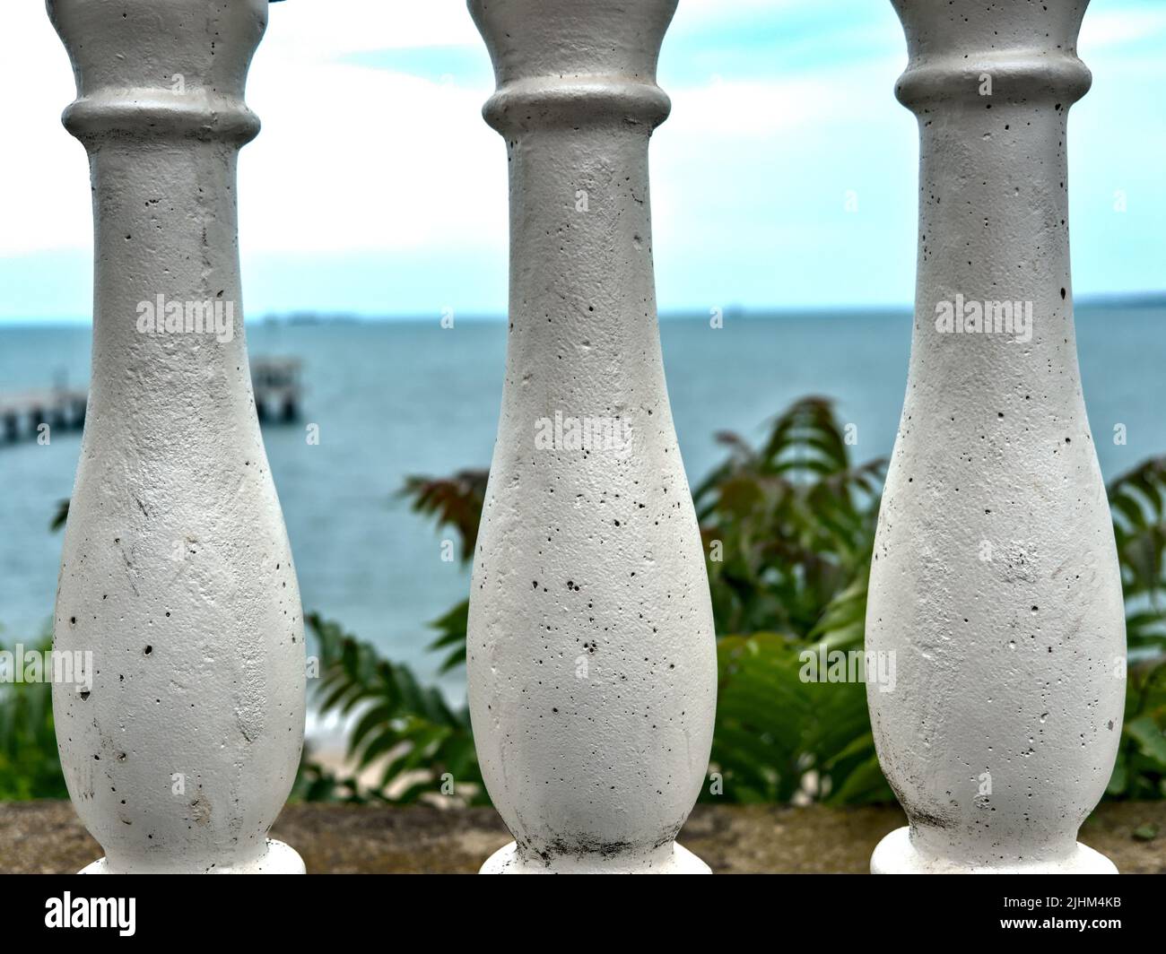 Säulen und der Blick auf das Meer in Burgas, Bulgarien Stockfoto