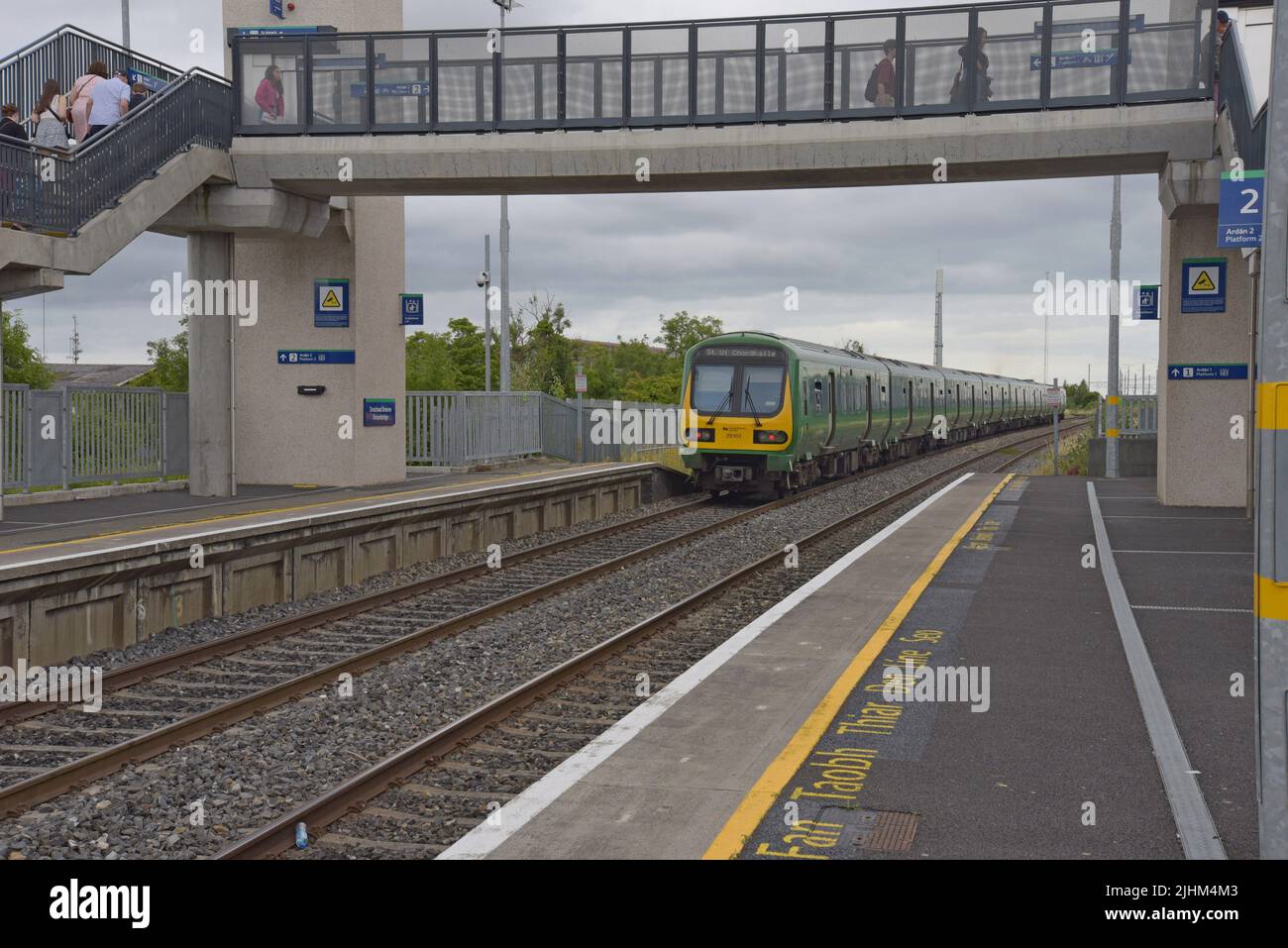 Irish Railways Zug am Bahnhof Broombridge, Dublin, Irland, Juli 2022 Stockfoto