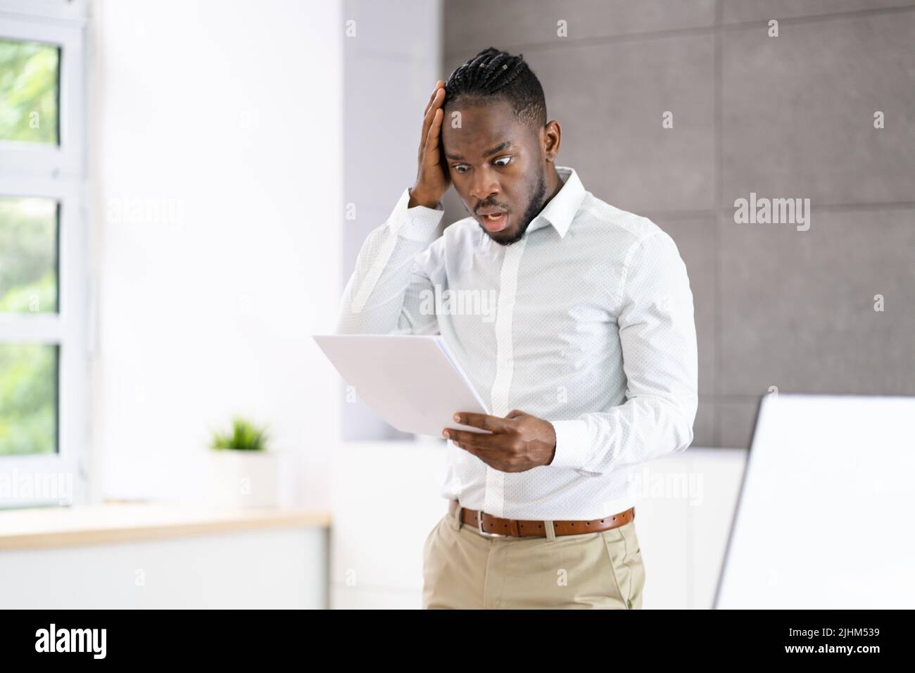 Fehlerhafte Ergebnisse Oder Schock Beim Lesen Des Rechnungsschreibens Stockfoto