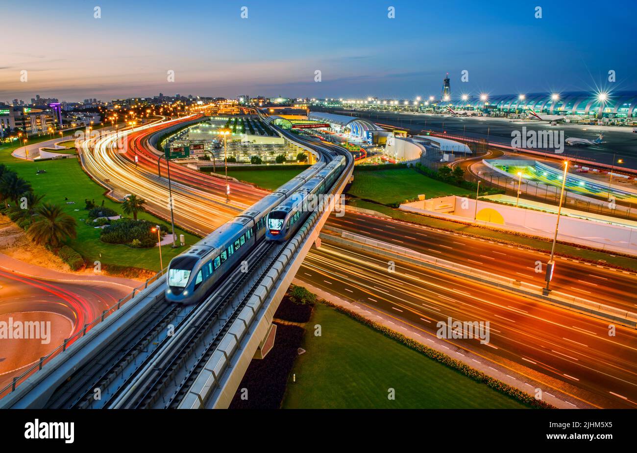 U-Bahn-Züge, die sich kreuzen, Dubai, Vereinigte Arabische Emirate Stockfoto