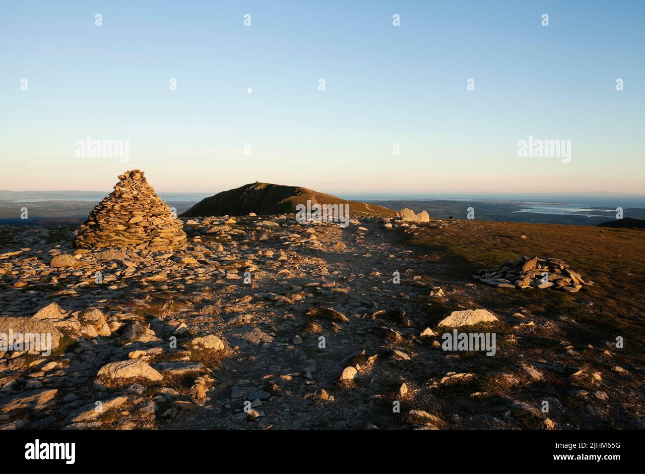 Der Gipfelklettergarten des Coniston Old man vom benachbarten Brim Fell aus gesehen, im englischen Lake District Stockfoto