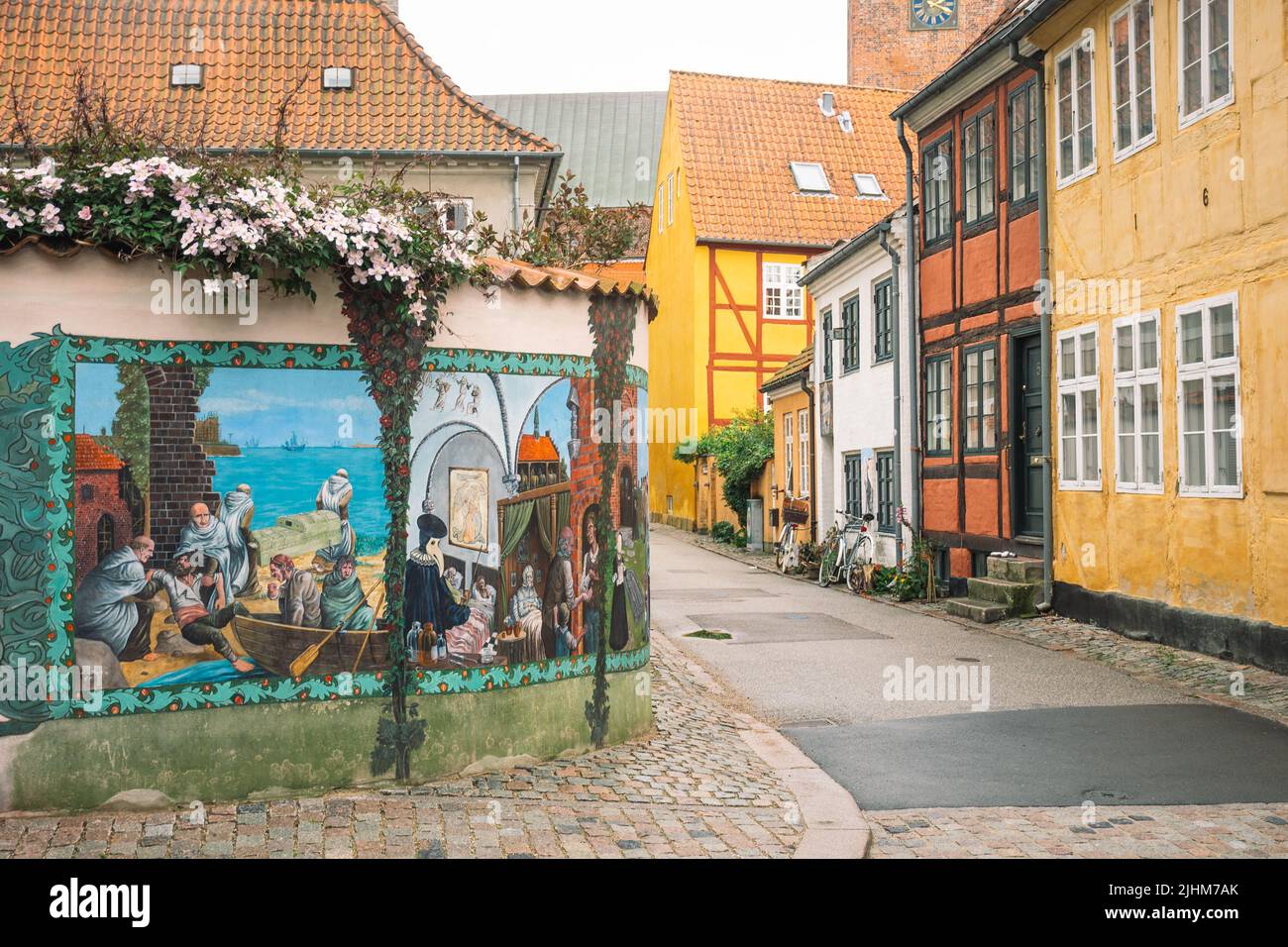Schöne Straße in der Altstadt von Helsingør, Dänemark, mit alten bunten traditionellen Häusern und Wandgemälden Stockfoto