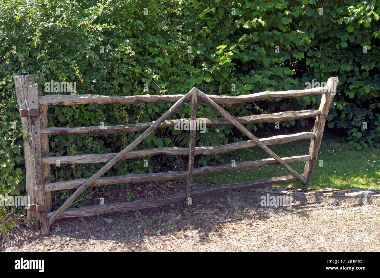 Hölzerne rustikale fünf-Barrier-Tor, St Fagans National Museum of History, Museum, Cardiff, Wales. Sommer 2022. Juli Stockfoto