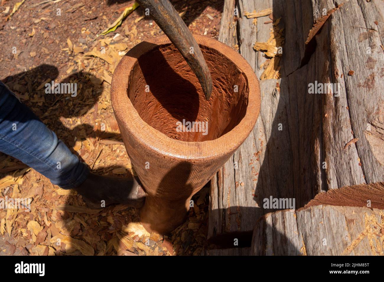 Holzschnitzer macht eine Schüssel Stockfoto