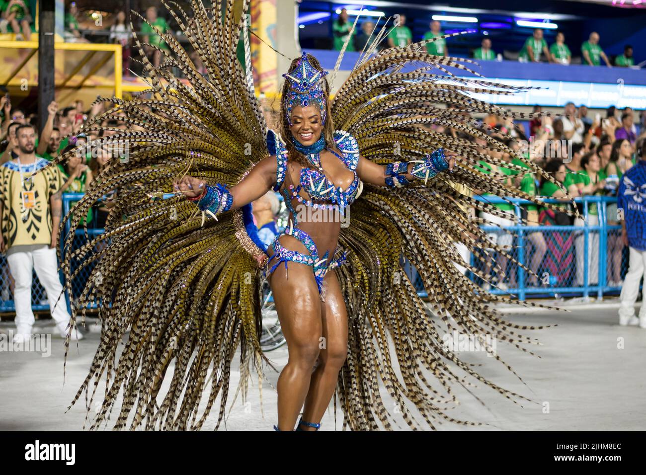 Rio, Brasilien - 22. april 2022: Samba-Schule Portela im Karneval von Rio, gehalten im Marques de Sapucai Sambadrome Stockfoto