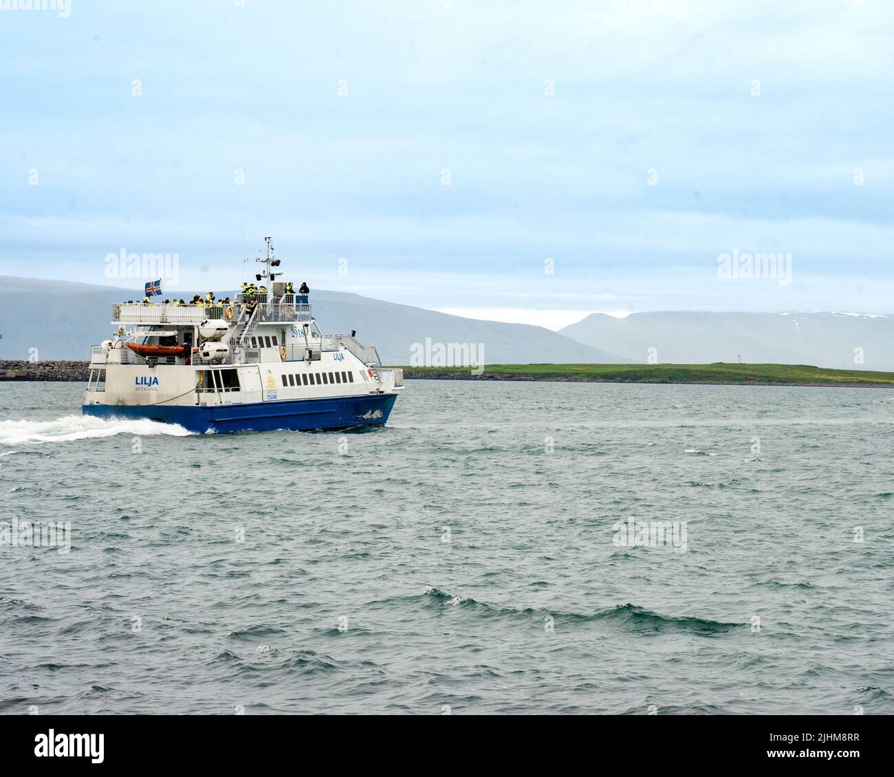 Reykjavík, Island - 5. Juli 2022 Landschaftsansicht von Lilja auf dem Weg zum Meer. Lilja ist ein Schnellboot für Katamaran-Touren, das in Norwegen für Special Tou gebaut wurde Stockfoto