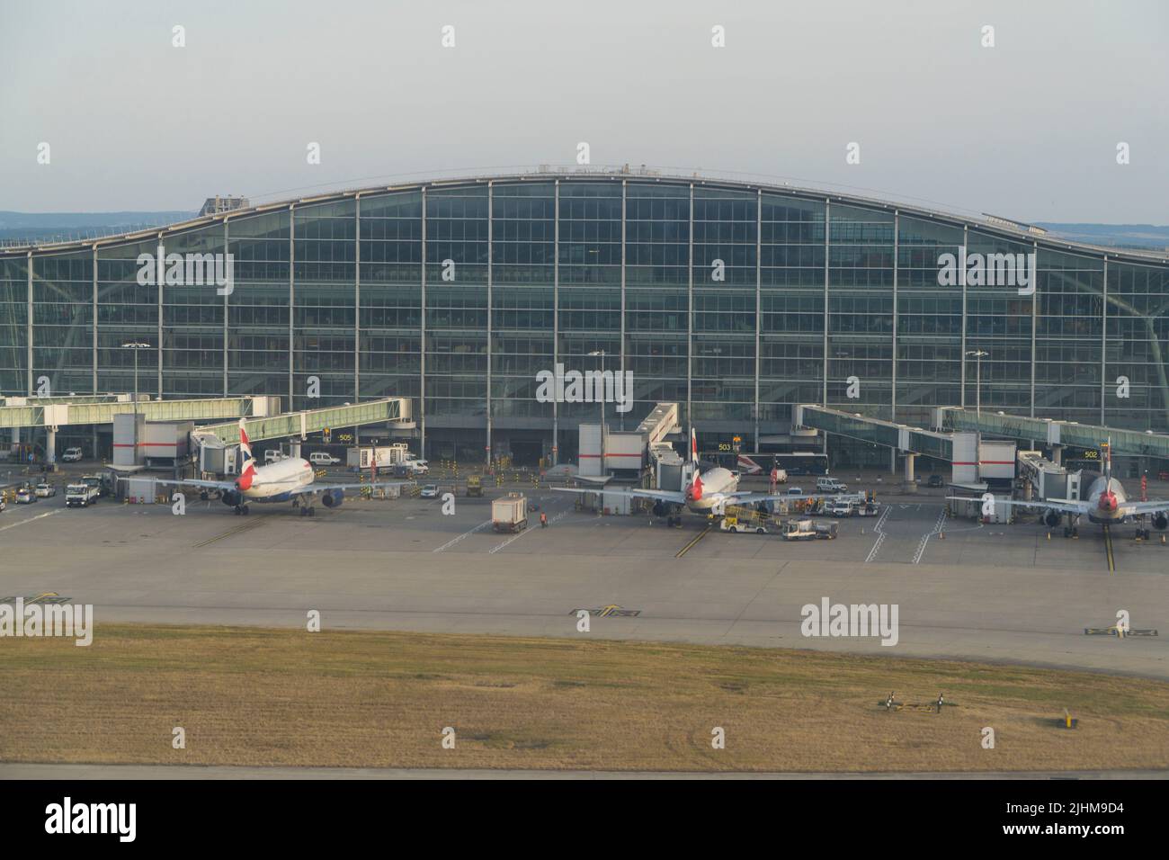 Am Heathrow Airport Terminal stehen 5 British Airways-Flugzeuge vor den Gates. Während staatliche Schulen ihre Sommerferien beginnen, wird es Druck auf die Flughäfen geben, da Familien ihren Urlaub beginnen und viele Flüge bereits aufgrund von Personalmangel bei Bodenpersonal und Gepäckabfertiger in Heathrow und anderen Flughäfen gestrichen wurden. Anna Watson/Alamy Stockfoto