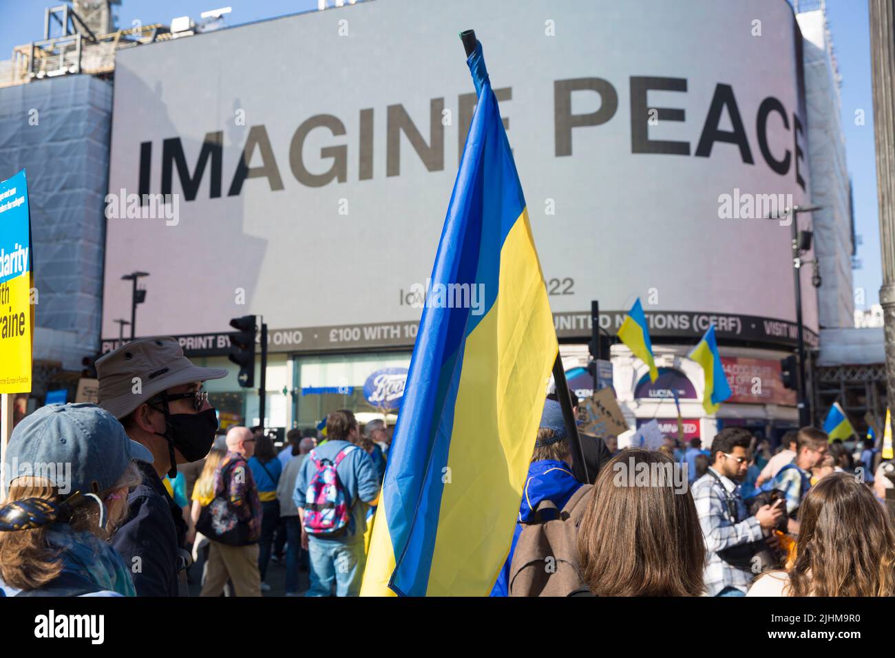 Die Menschen versammeln sich und marschieren während des marsches ‘London steht mit der Ukraine’, um Solidarität mit der Ukraine im Zentrum Londons zu zeigen. Stockfoto