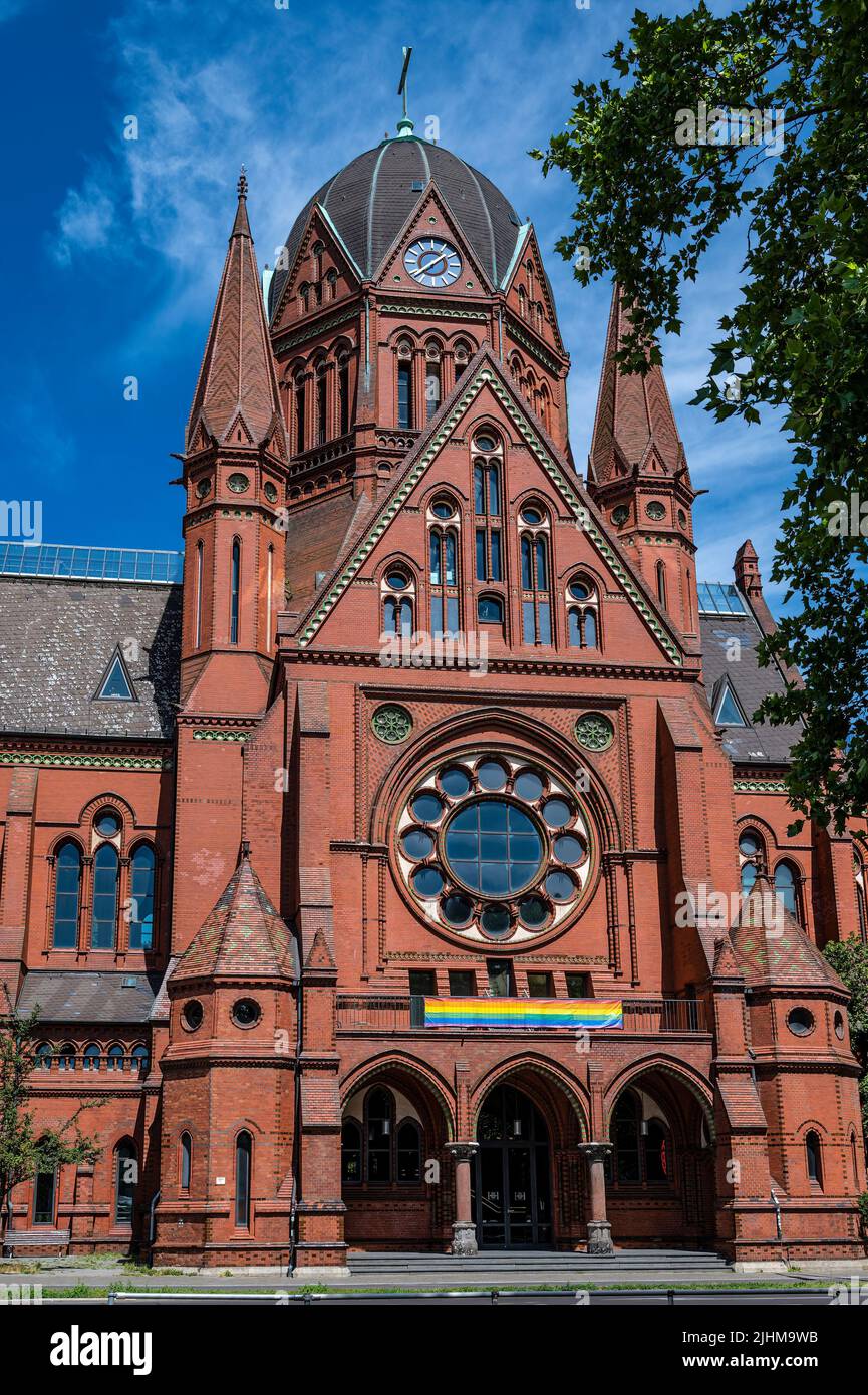Fassade der HeiligKreuzKirche in Berlin Kreuzberg an einem blauen Himmel mit weißen Wolken