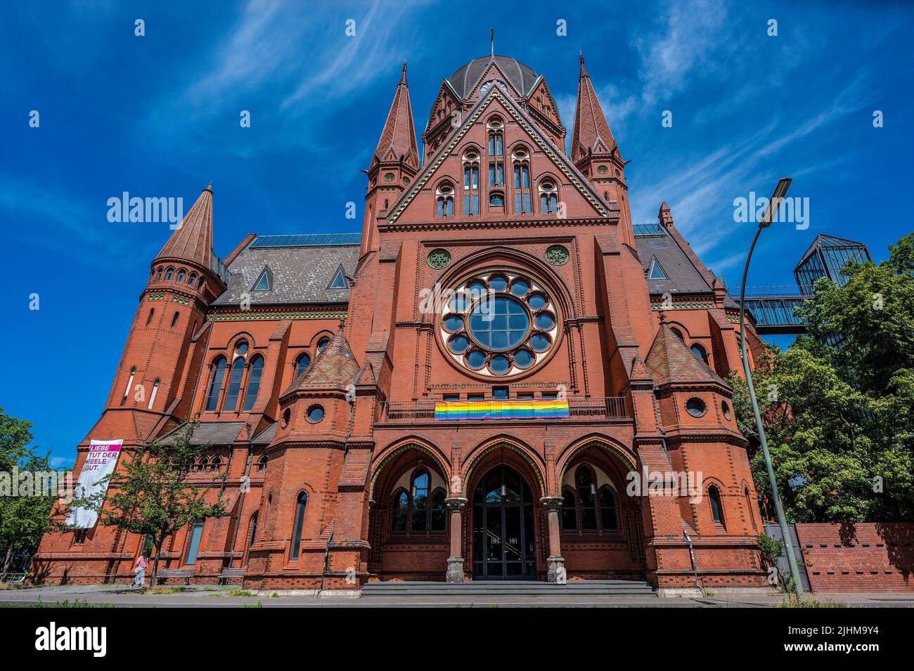 Fassade der HeiligKreuzKirche in Berlin Kreuzberg an einem blauen Himmel mit weißen Wolken