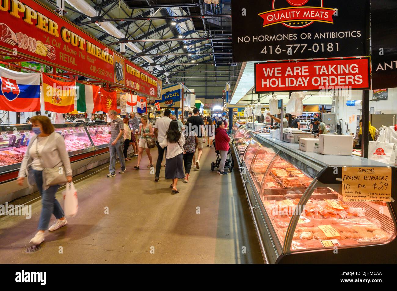 Im St. Lawrence Market mit Fleischständen in der Innenstadt von Toronto, Ontario, Kanada. Stockfoto